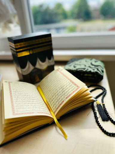 kaaba Holy Quran Gift Box with tasbeeh and prayer mat (25192)